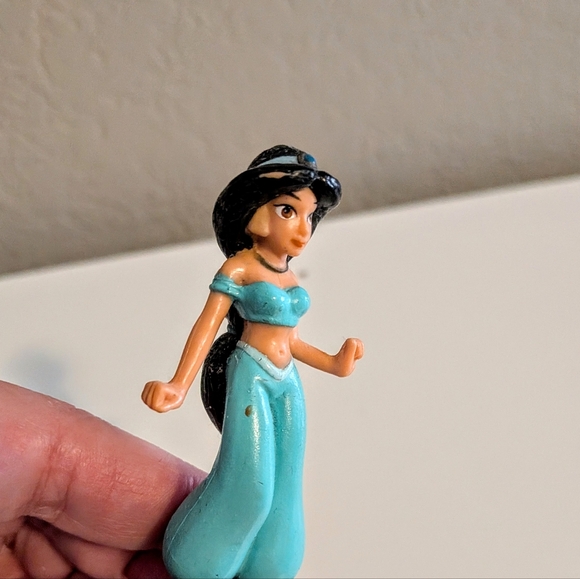 Disney Aladdin and Jasmine Figurine Collection - Picture 8 of 16